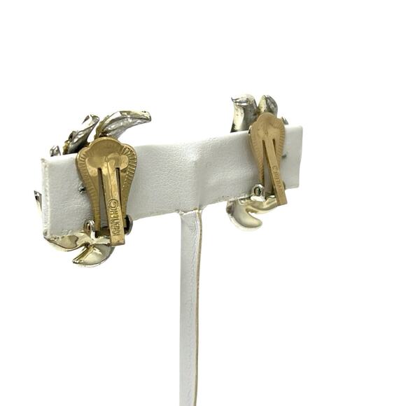 Vintage Kramer Clip On Earrings Faux Pearls Gold Tone Leaves Textured Signed - Picture 7 of 9